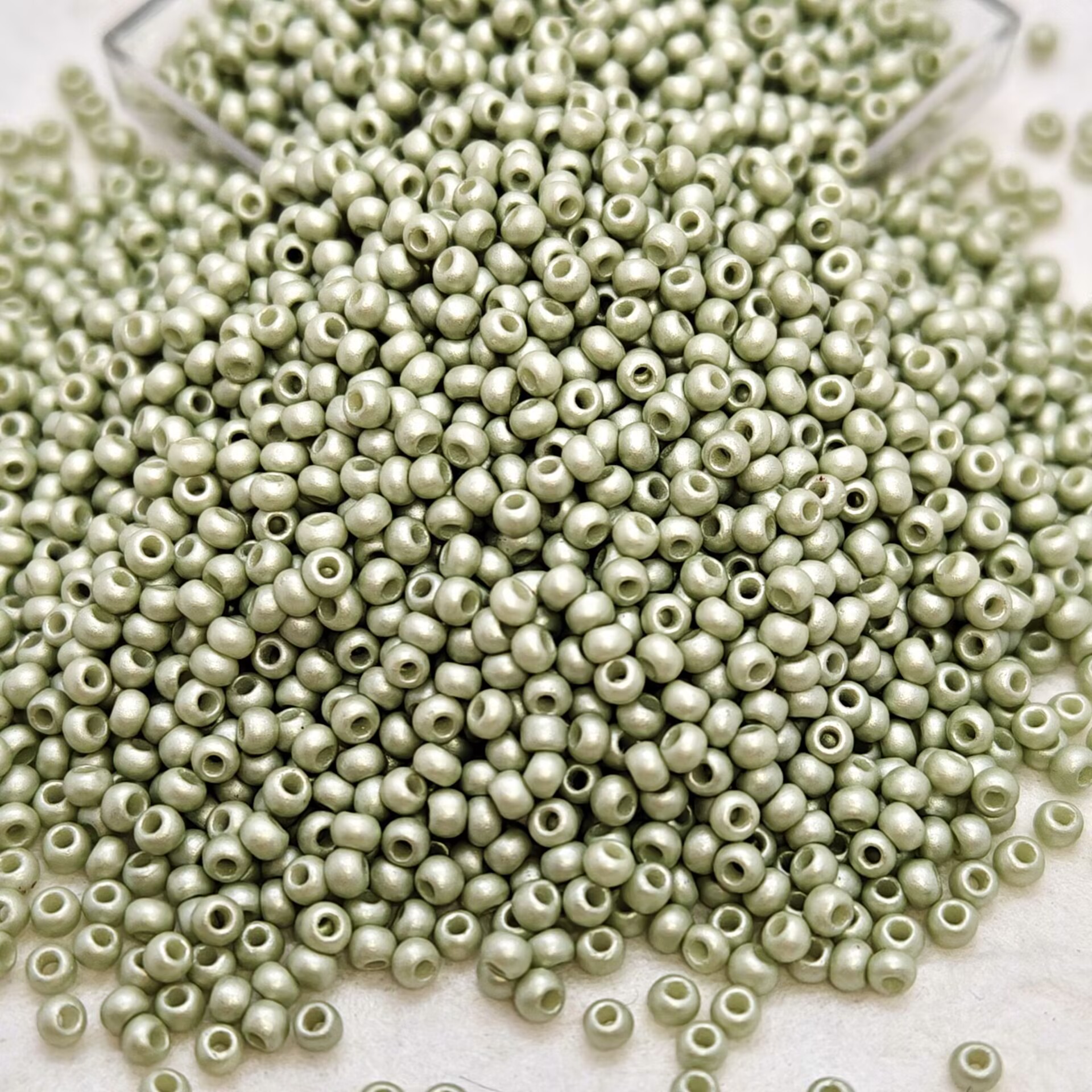600pcs Round Glossy Glass Seed Beads for Jewelry Making